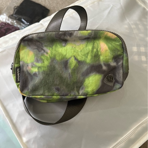 Lululemon Hyper TIE DYE Lululemon Everywhere Belt Bag Hyper Dye Multi/Ro… - Picture 5 of 7
